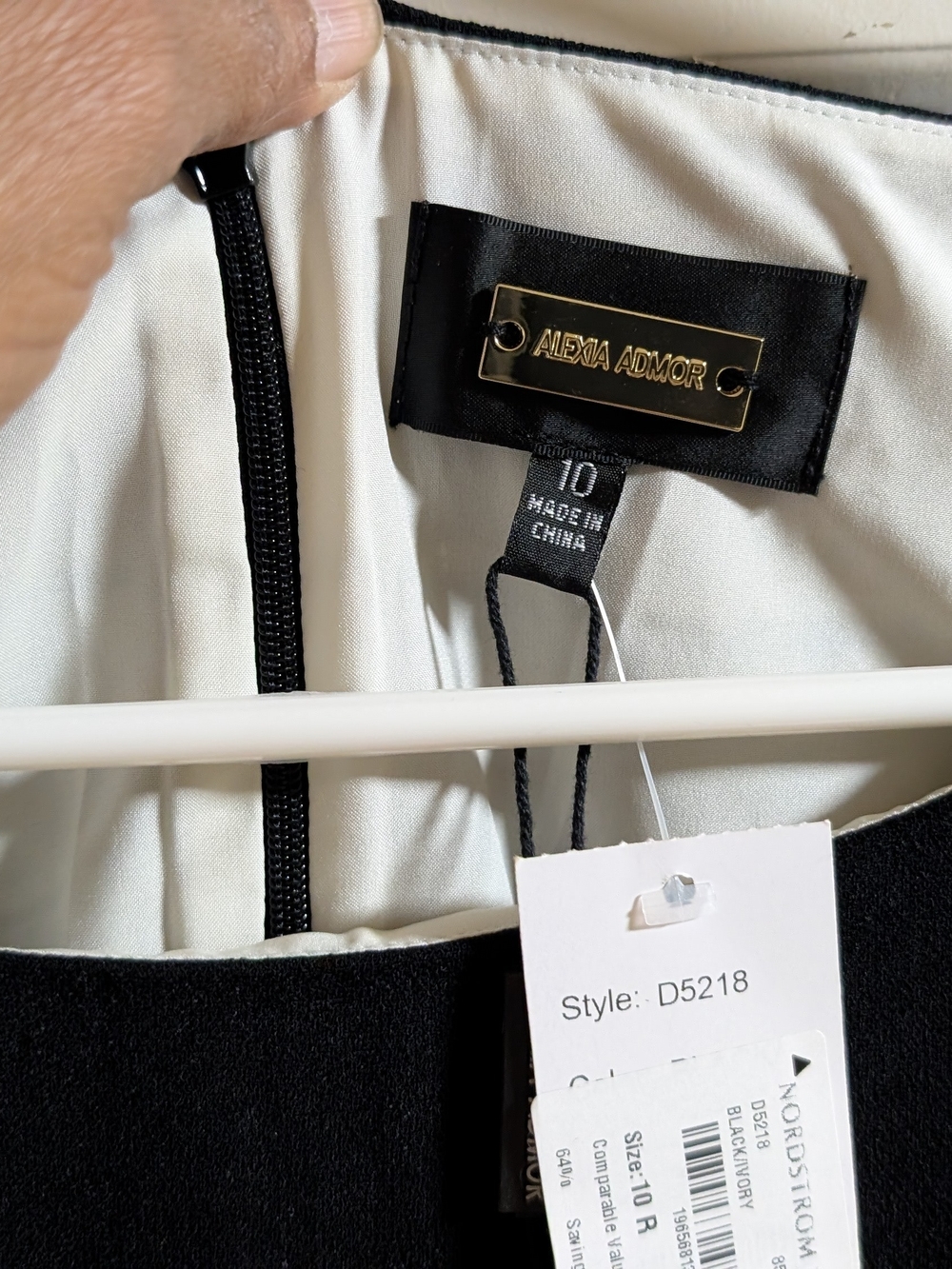 Label inside women's jacket - Picture 3 of 3